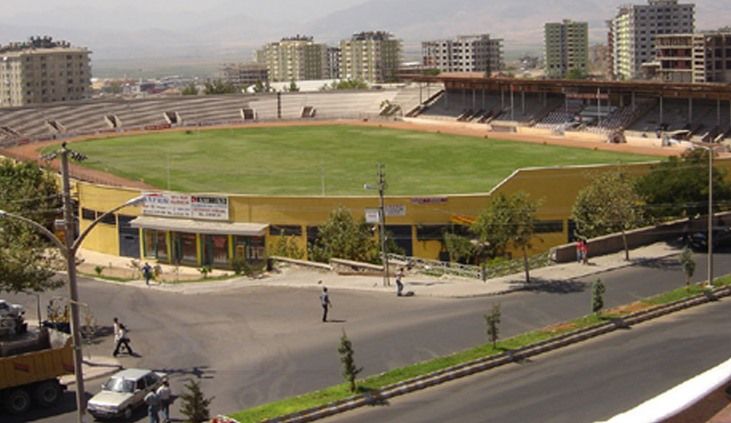 12 Şubat Stadyumu ışıklandırılıyor...